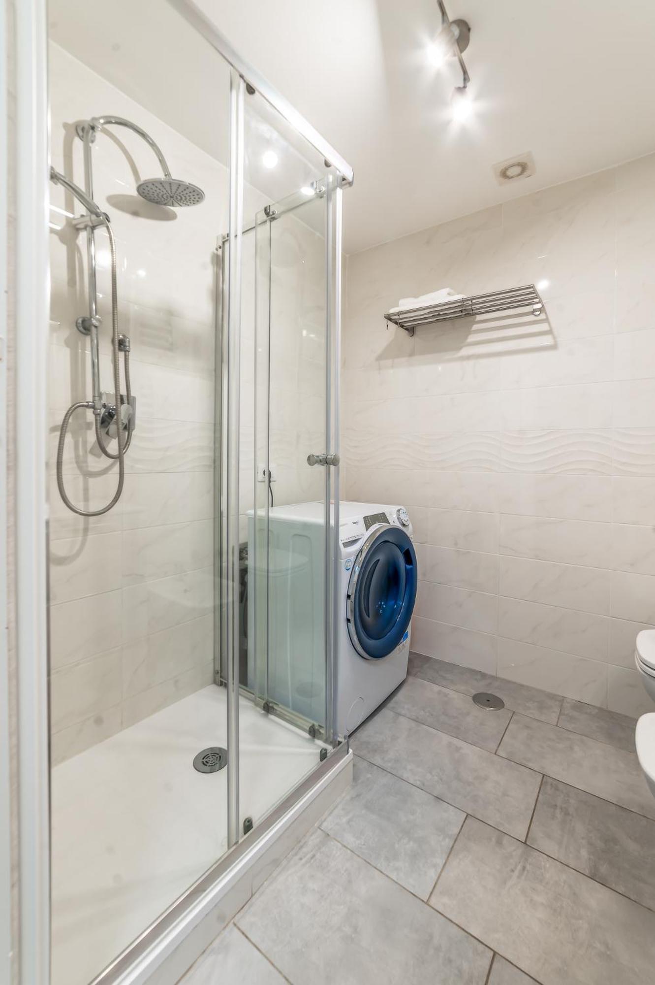 Benedetta Flat: Stylish & Cozy Rom
